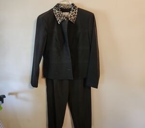 Elegant Black Women's Suit with Animal Print Collar
